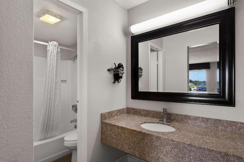 Double Room with Two Double Beds - Smoking image 2