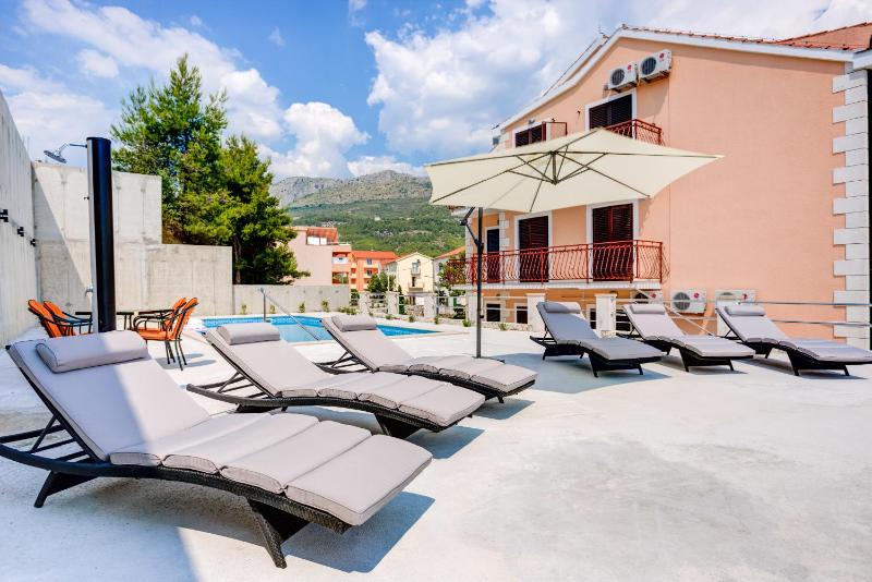 Double Room with Pool View image 2