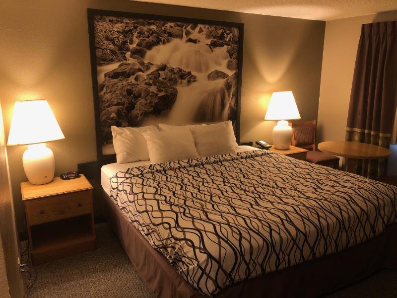 Standard King Room image 4