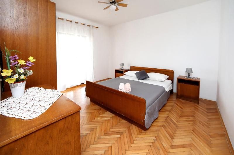 Three-Bedroom Apartment with Terrace and Sea View image 1