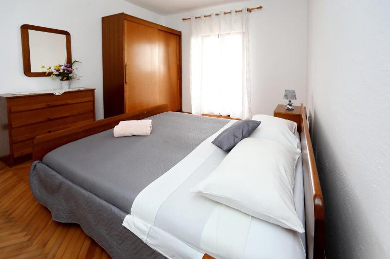 Three-Bedroom Apartment with Terrace and Sea View image 3