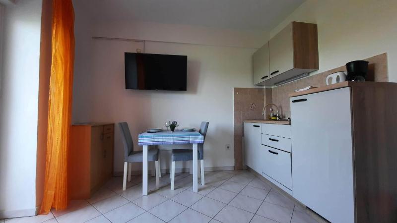 One-Bedroom Apartment with Balcony and Sea View image 4