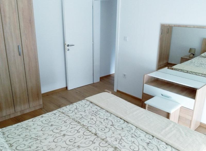 One-Bedroom Apartment image 4