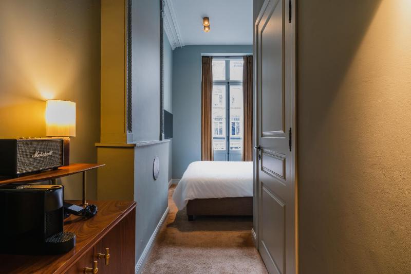 Small Double Room image 3