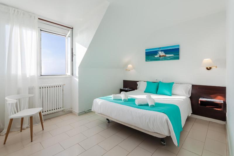 Double Room with Sea View image 4