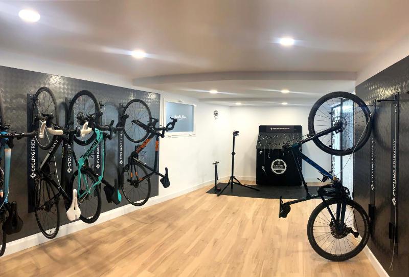 Studio with Balcony image 3