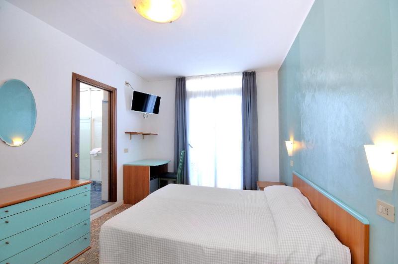 Double or Twin Room with Balcony image 4