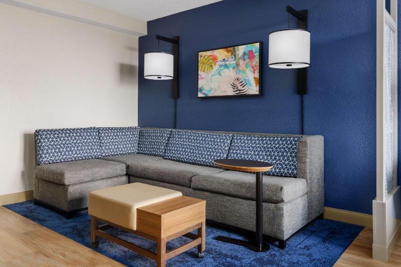 Double Room with Two Double Beds and Sofa Bed image 1