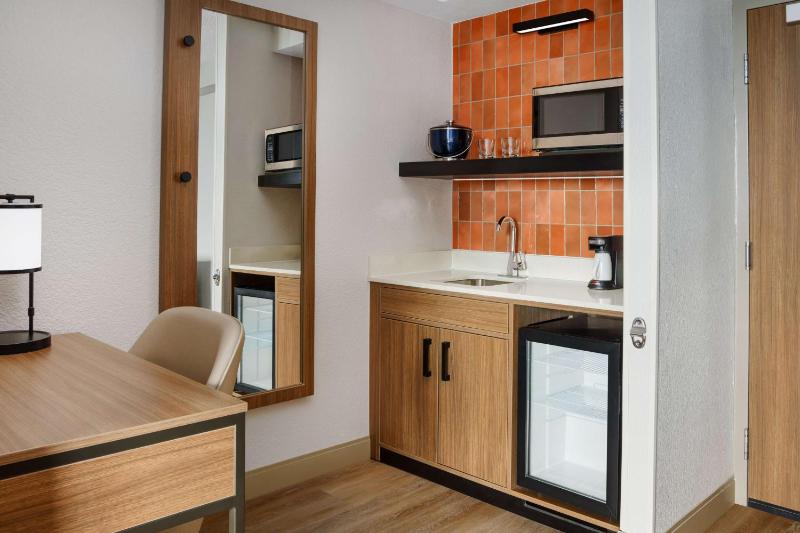Double Room with Two Double Beds and Sofa bed - High Floor image 4