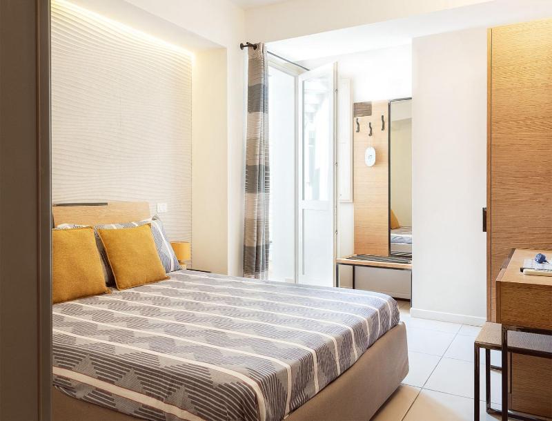 Deluxe Double Room with Sea View image 2
