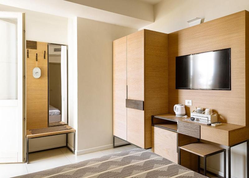 Deluxe Double Room with Sea View image 3