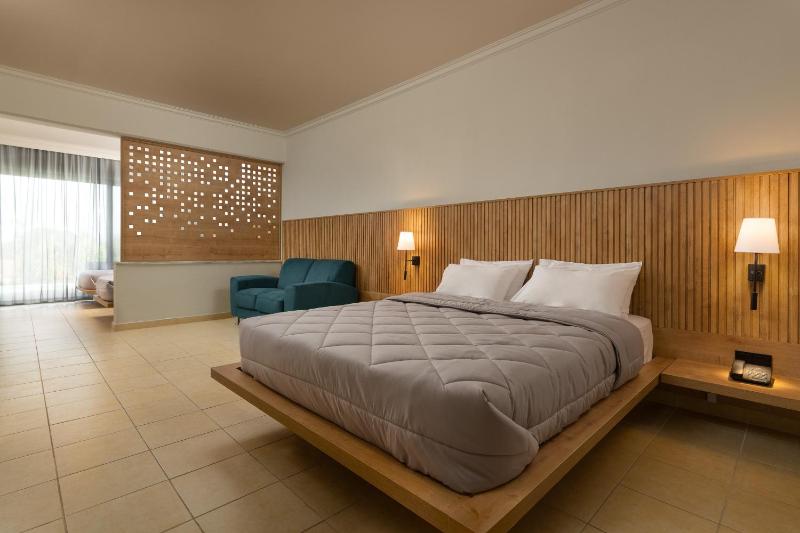 Deluxe Family Room with Sea View image 1