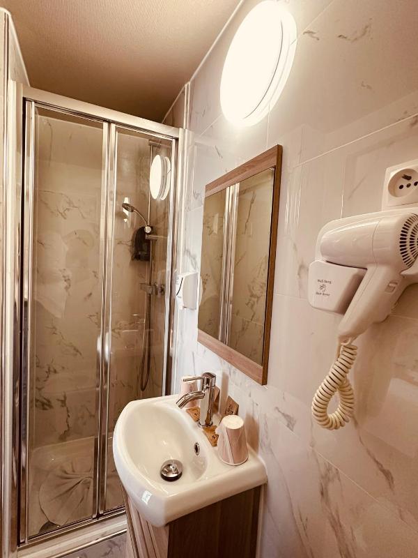 Single Room image 4