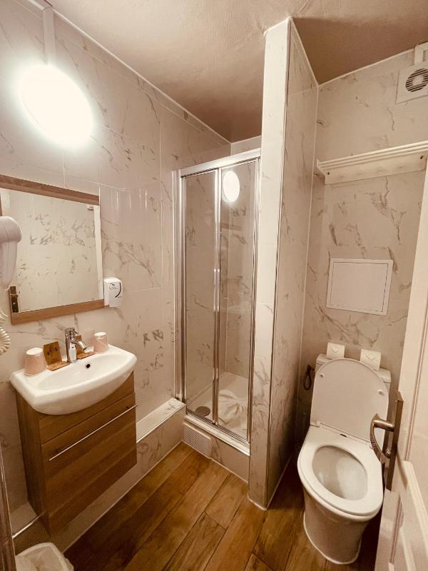 Twin Room image 4