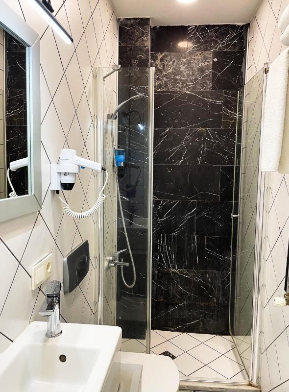 Superior Triple Room image 4