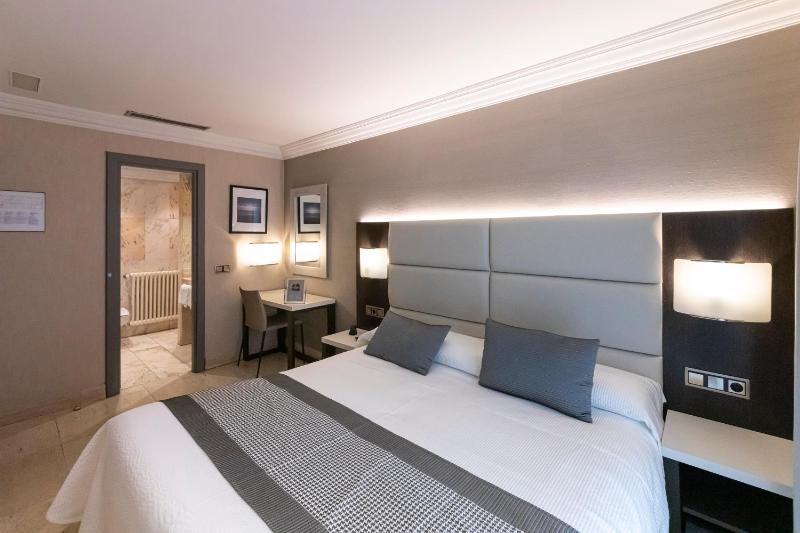 Double or Twin Room with Balcony image 4