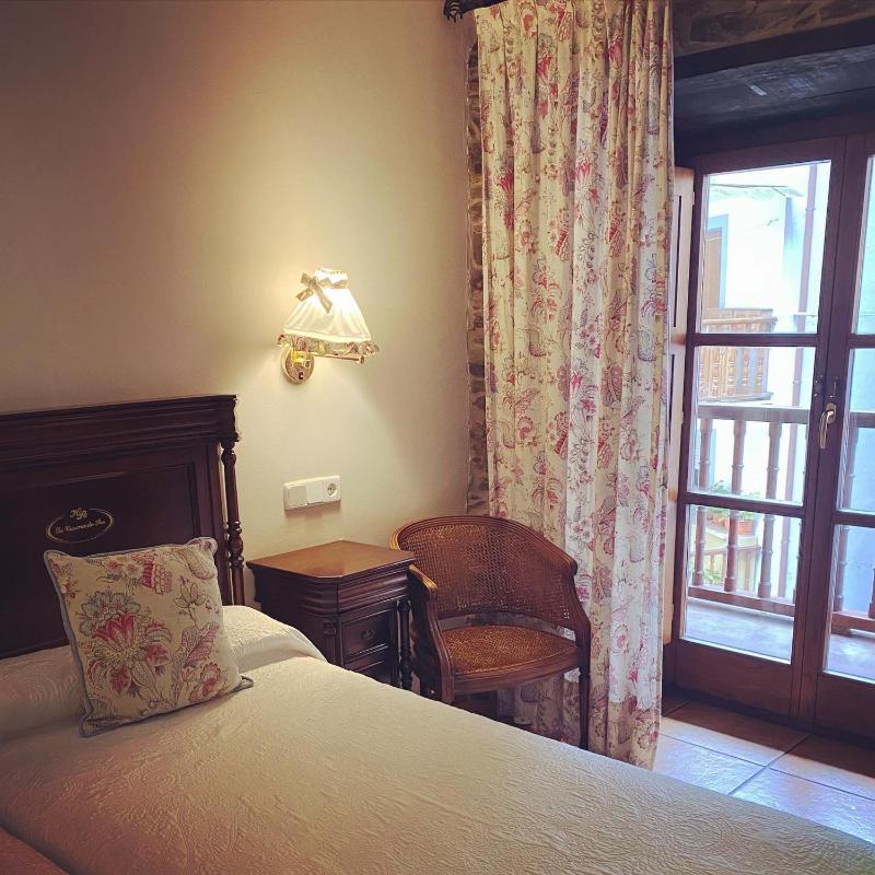 Double or Twin Room image 4