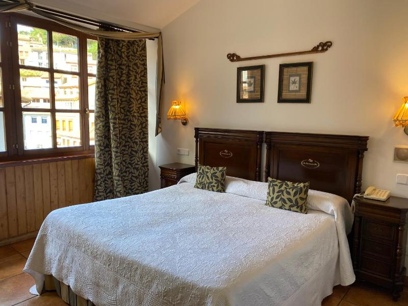 Double or Twin Room image 2