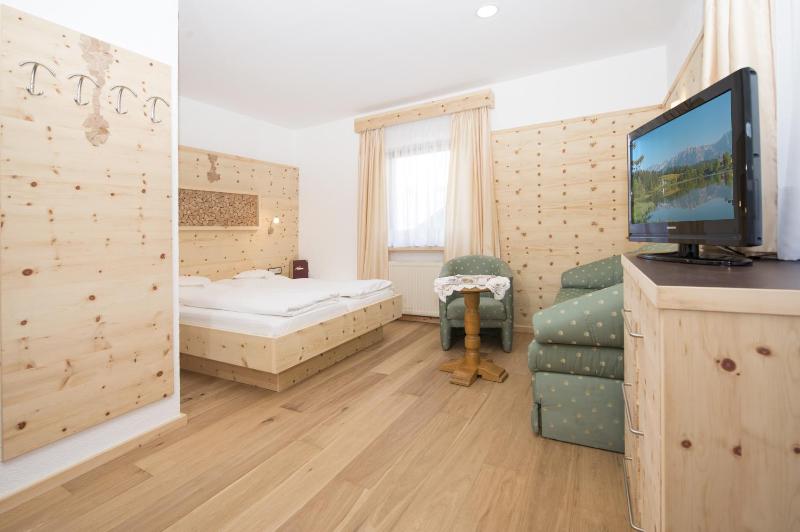 Superior Double Room with Balcony image 4