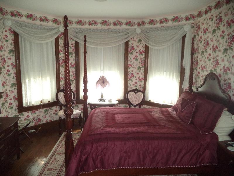 Queen Room image 2