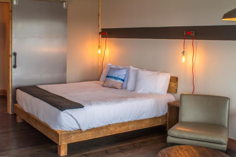 Deluxe King Room image 3