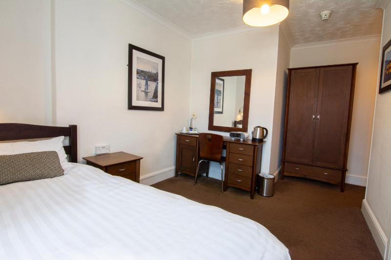 Standard Single Room image 4