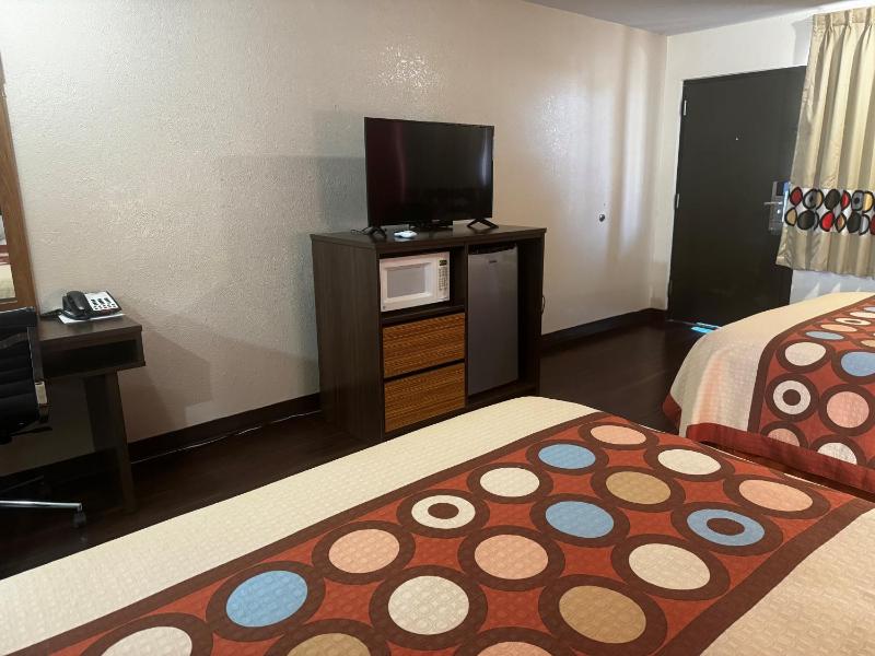 Queen Room with Two Queen Beds - Smoking image 3
