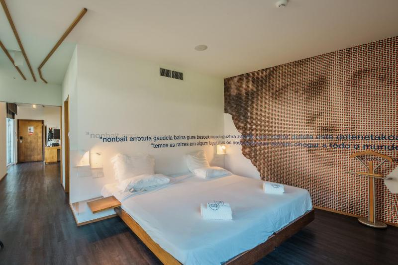 Family Room with Spa Access image 4
