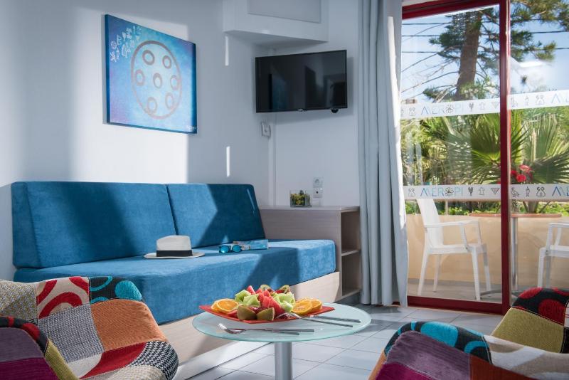 One bedroom Family Room image 3