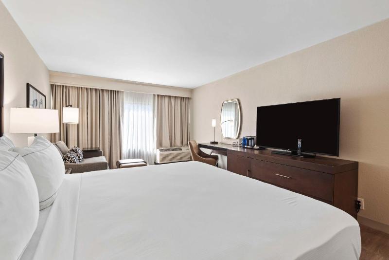 King Room with Sofa Bed - Non-Smoking image 4