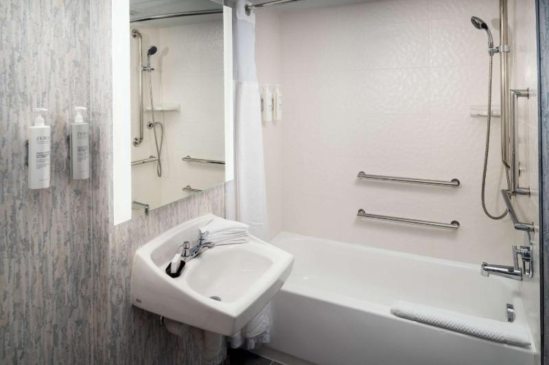 One-Bedroom Double Suite with Two Double Beds - Non-Smoking image 2