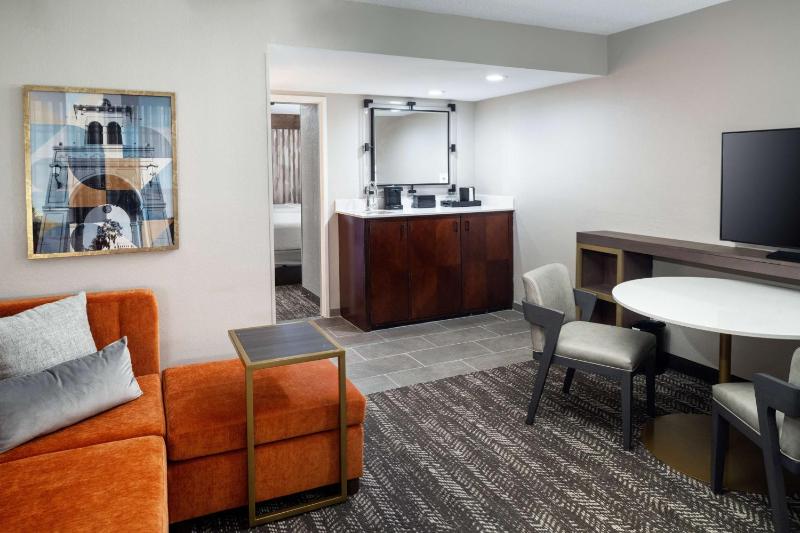 One-Bedroom King Suite with Lake View - Non-Smoking image 4