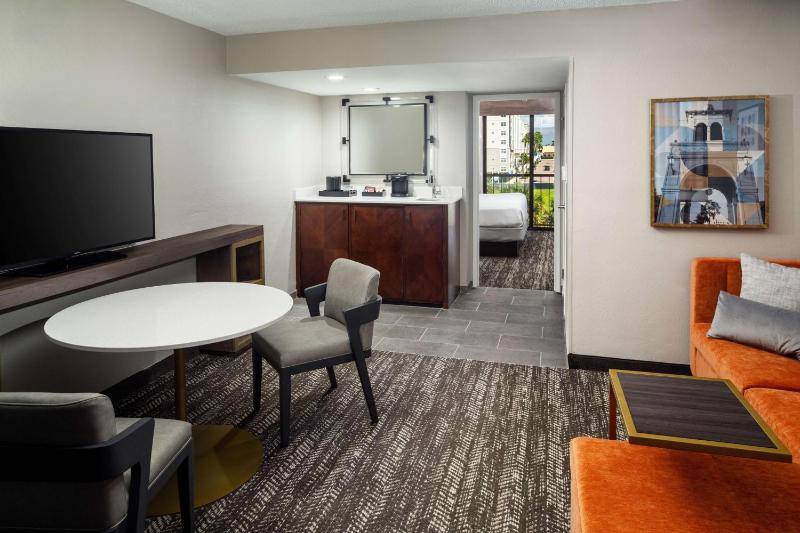 One-Bedroom King Suite - Non-Smoking image 4