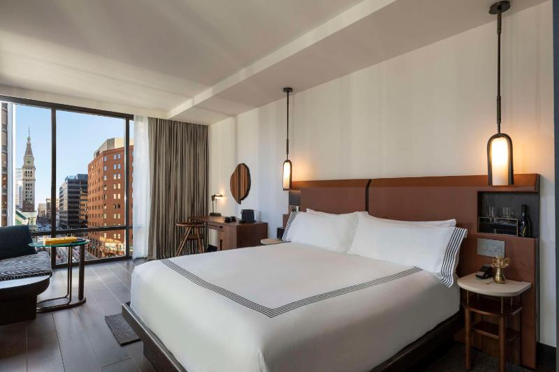King Room with City View image 1