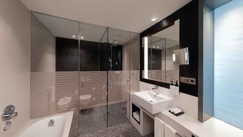 Premium King Room image 3
