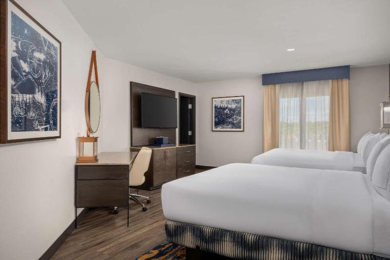 Queen Room with Two Queen Beds image 3
