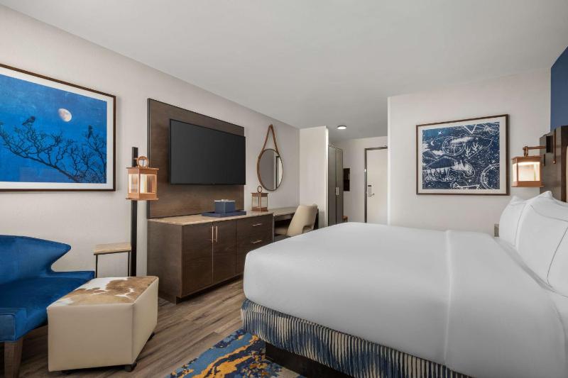 King Room image 4
