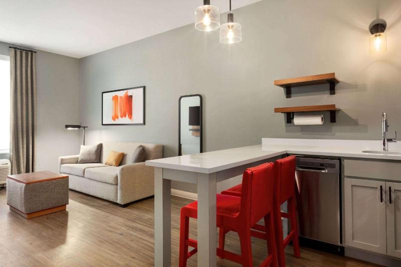 One-Bedroom King Suite, Non-Smoking image 3