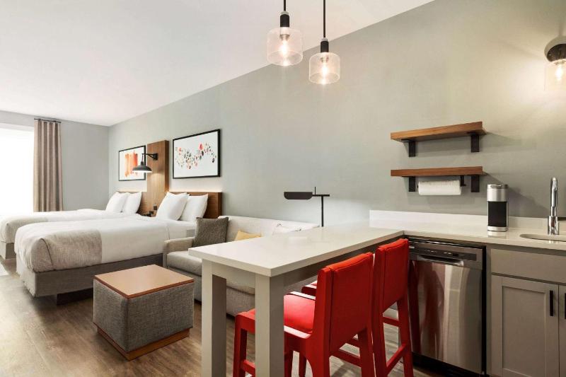 Queen Suite with Two Queen Beds, Mobility/Hearing Access and Roll-In Shower, Non-Smoking image 4