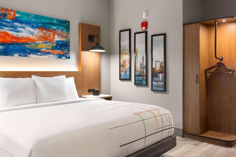 King Room with One King Bed and Roll-in Shower - Mobility and Hearing Accessible/Non-Smoking image 1