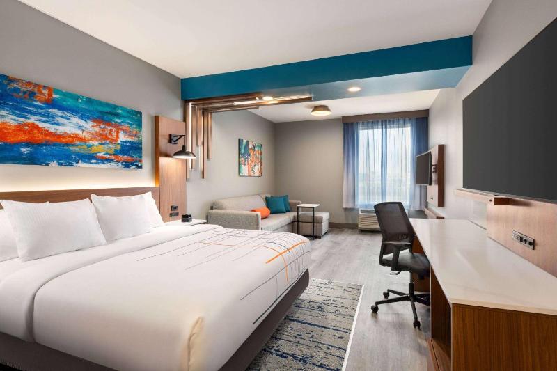 Deluxe King Room - Non-Smoking image 1
