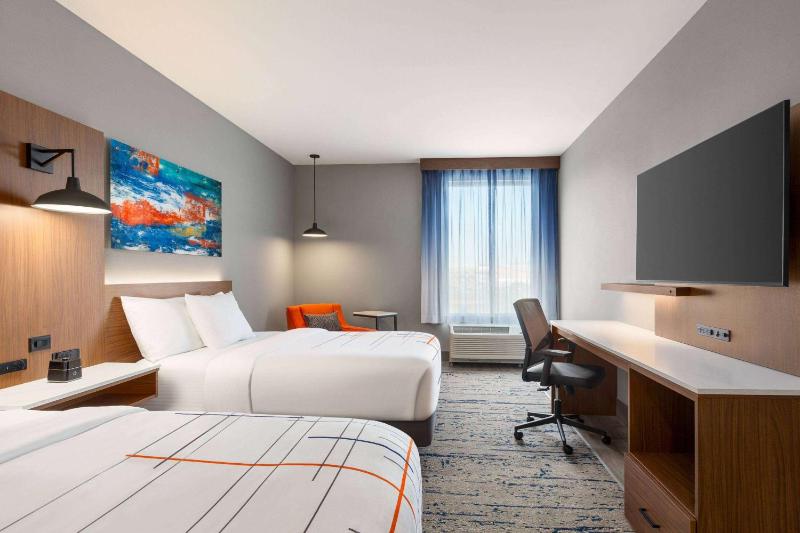 Queen Room with Two Queen Beds and Tub with Grab Bars - Mobility and Hearing Accessible/Non-Smoking image 4