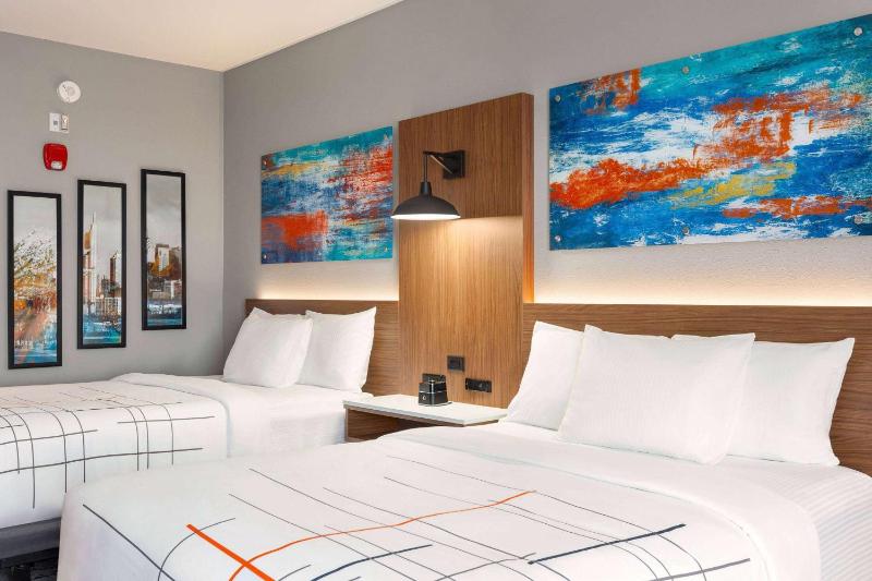Queen Room with Two Queen Beds and Tub with Grab Bars - Mobility and Hearing Accessible/Non-Smoking image 1