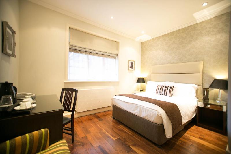 Queen Room image 3