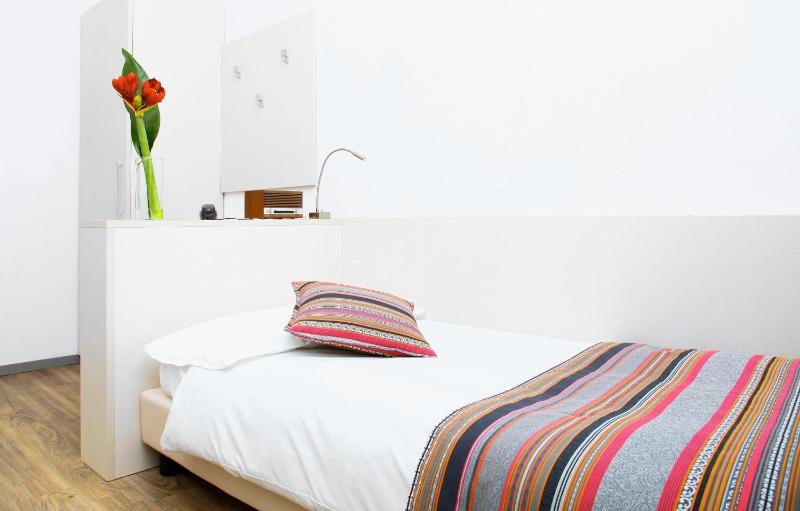 Single Room image 3