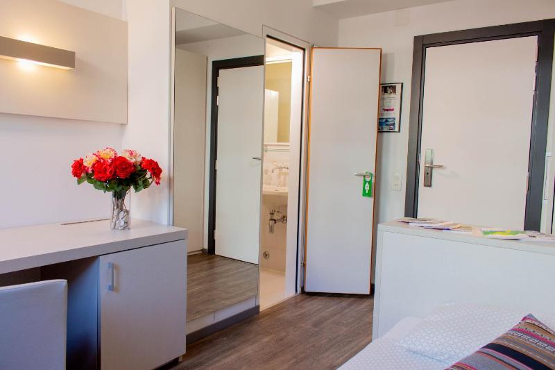 Single Room image 4