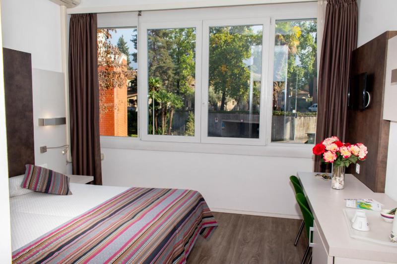 Double Room image 3