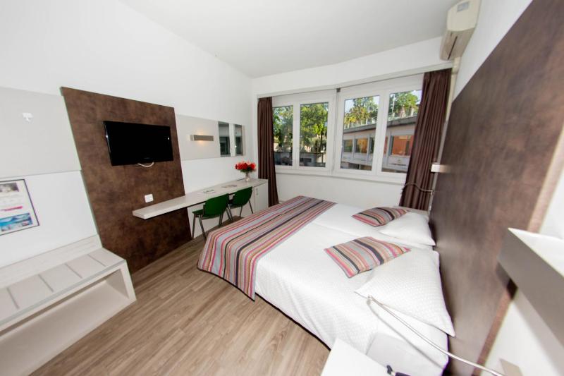 Double Room image 4