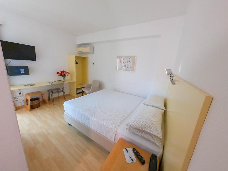 Double Room with Balcony image 4