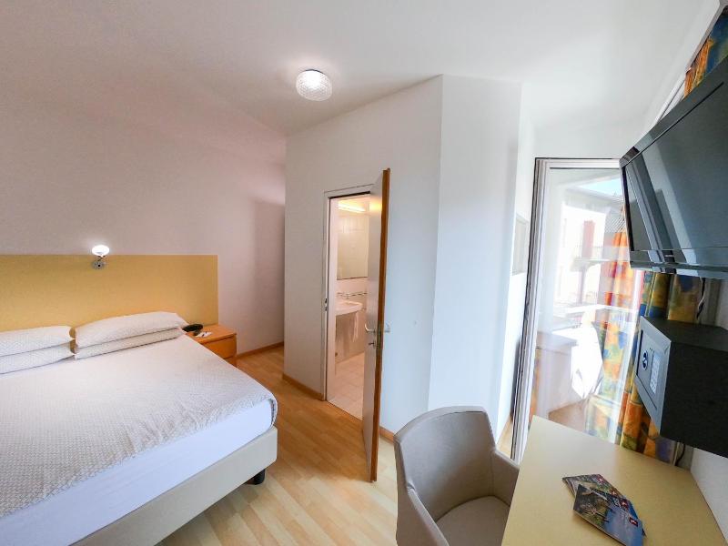Double Room with Balcony image 3
